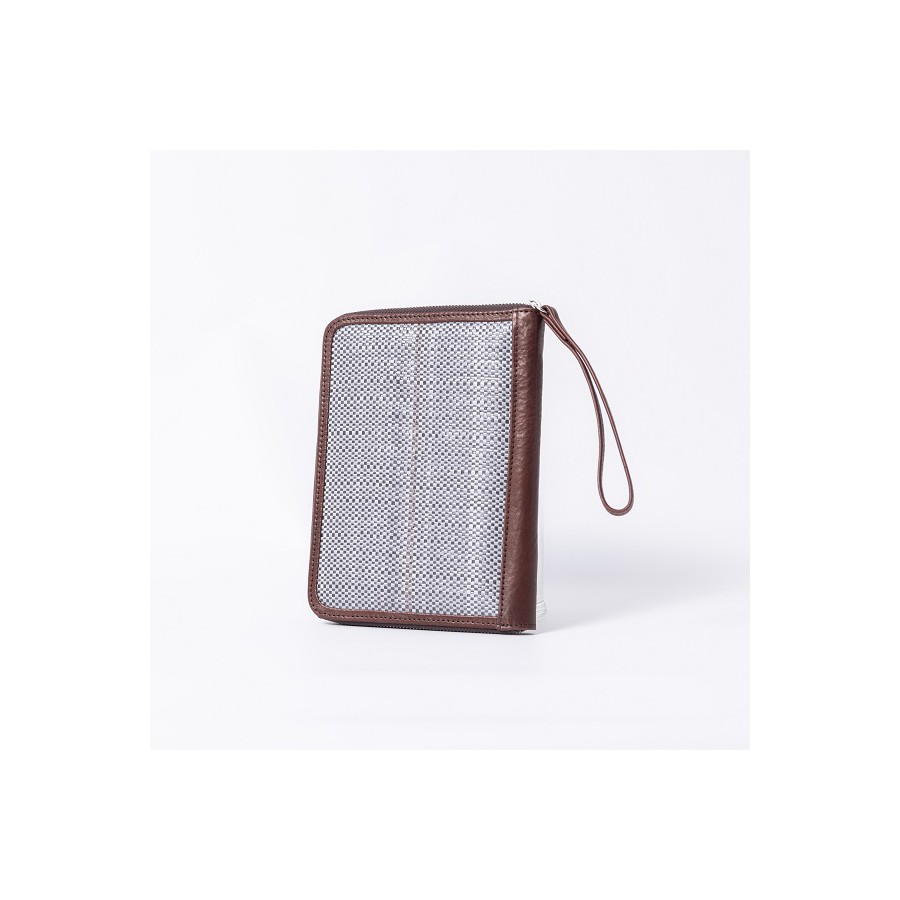 Porta Documentos Pehuenia por Fracking Design