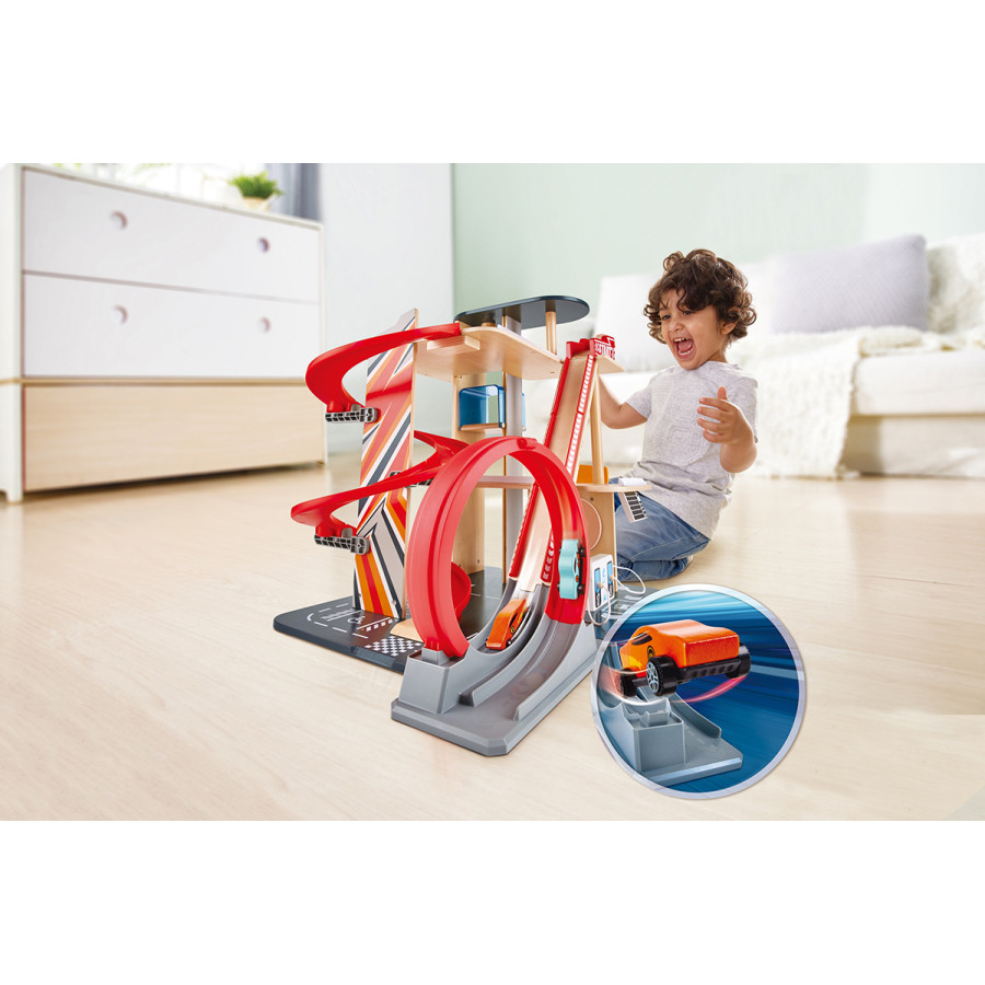 Garaje para Autos de Juguete con Saltos y Piruetas Hape